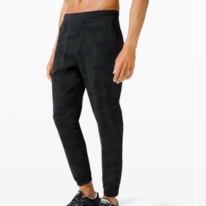 Lululemon Surge Jogger *29"
Heritage 365 Camo Black Multi size small EUC